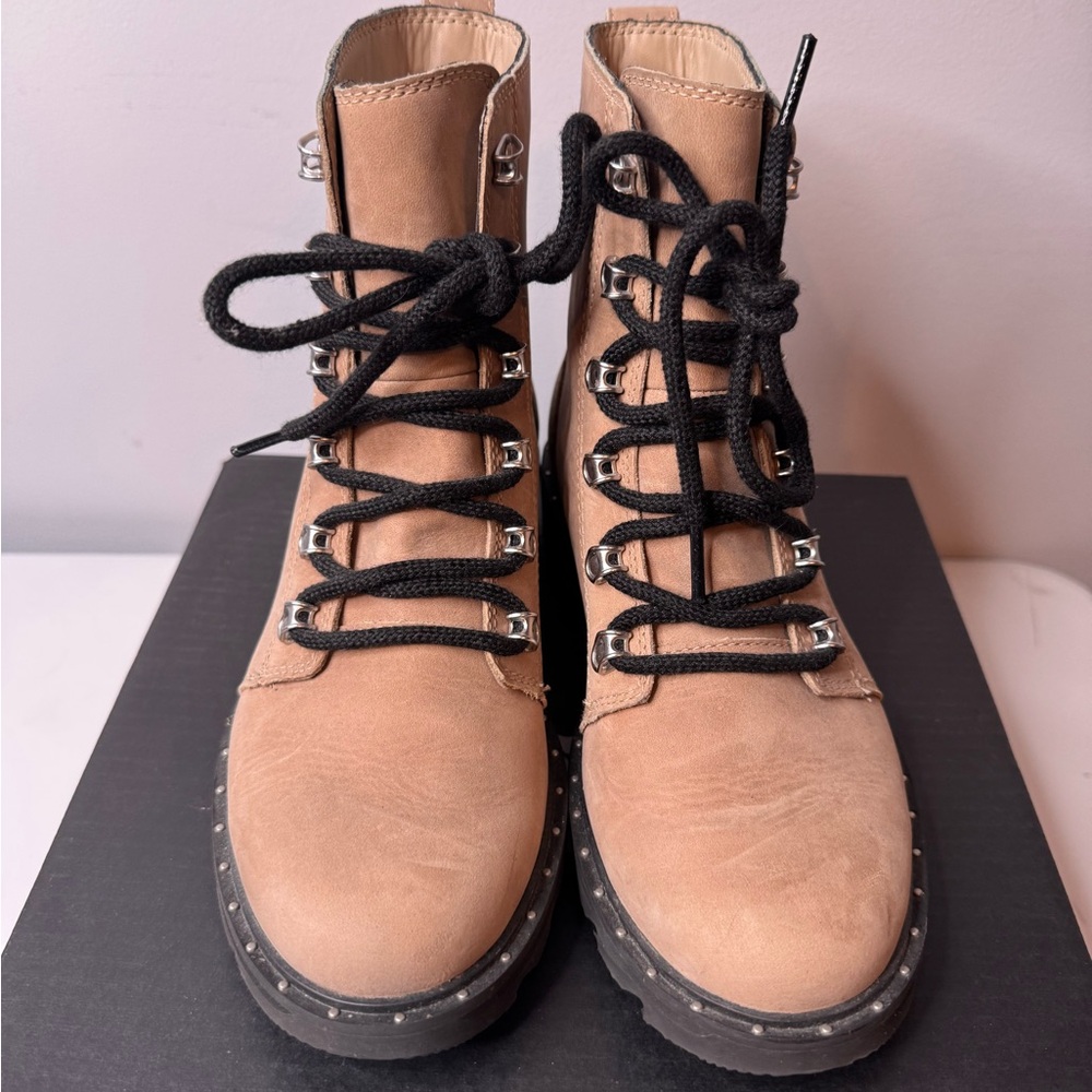 Sorel Women's  Beige Combat Boots with Black Laces - Size: 7